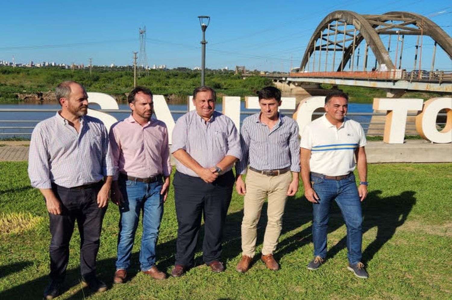 En la Plazoleta Paso del Salado, y con el puente como postal de fondo, ofrecieron una conferencia de prensa los intendentes de Santa Fe, Juan Pablo Poletti, y de Santo Tomé, Miguel Weiss Ackerley, junto con el senador provincial Julio Garibaldi. También se contó con la presencia de Ramiro Dall'Aglio, secretario de Asuntos Electorales y Vinculación Regional del Ministerio de Gobierno; y Cristian Hoffmann, presidente del Ente Coordinador del Área Metropolitana (Ecam).