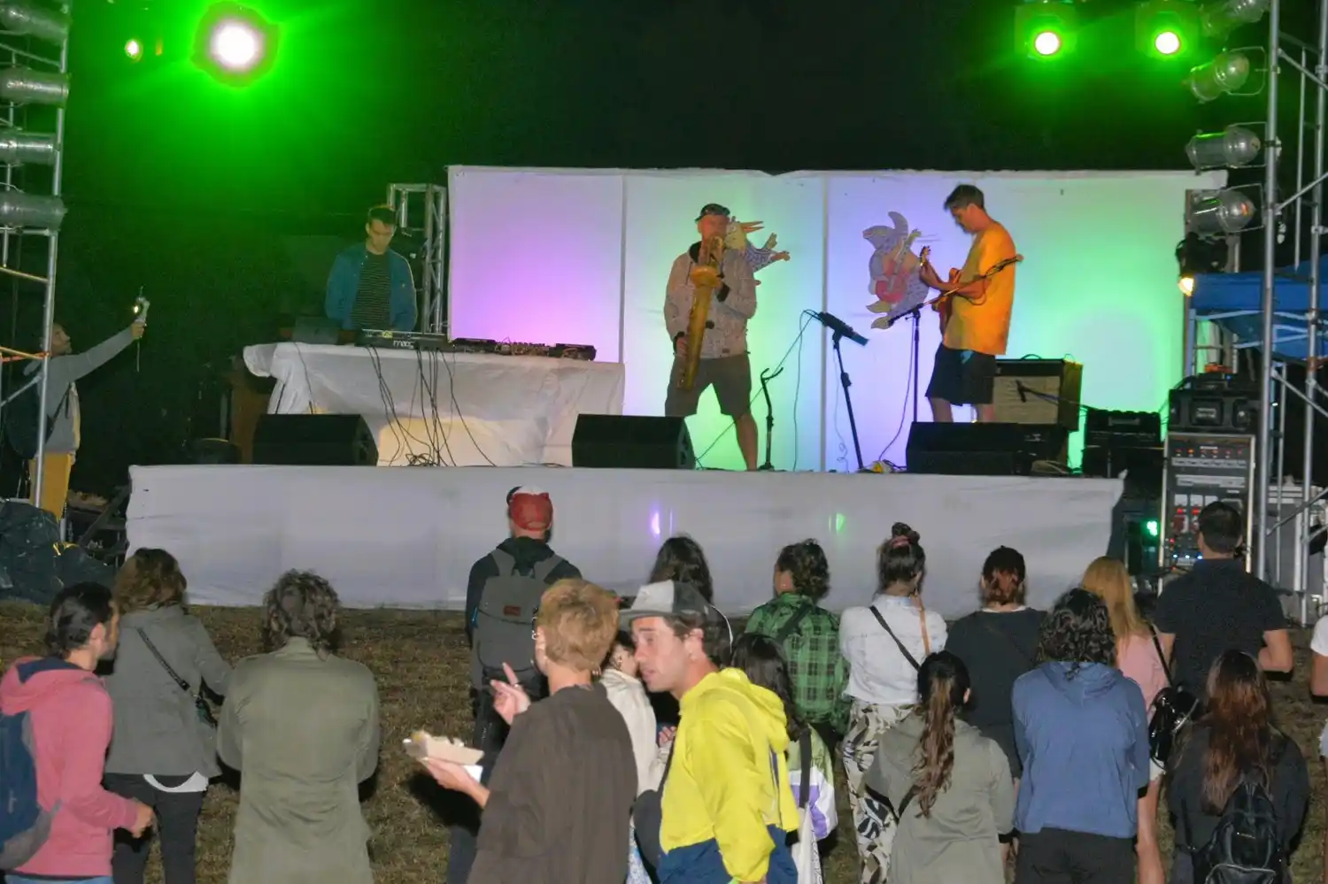 Multitudes se acercaron para disfrutar de la apertura del show de "Emil Banda"
