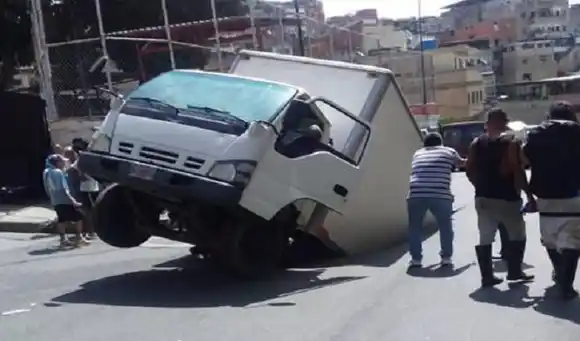 ¡CASI SE LO TRAGA LA TIERRA! Camión cae en hueco que se abrió en Altavista este #26Oct