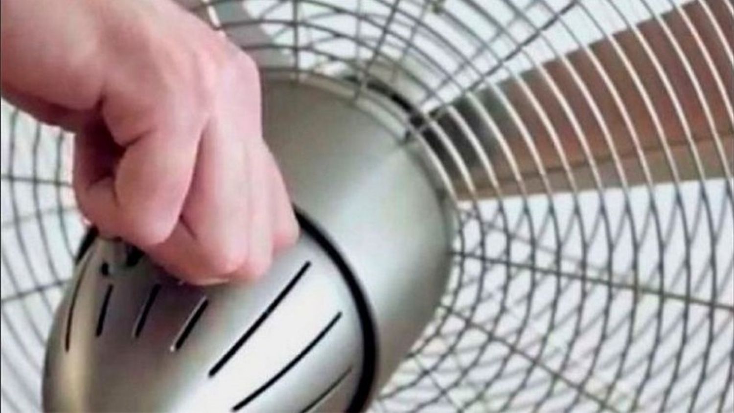 Arreglaba un ventilador durante el corte de luz, pero volvió la electricidad y murió electrocutado