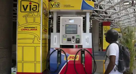 Maduro otorgó más de 50 estaciones de servicio a “empresarios”, según Bloomberg