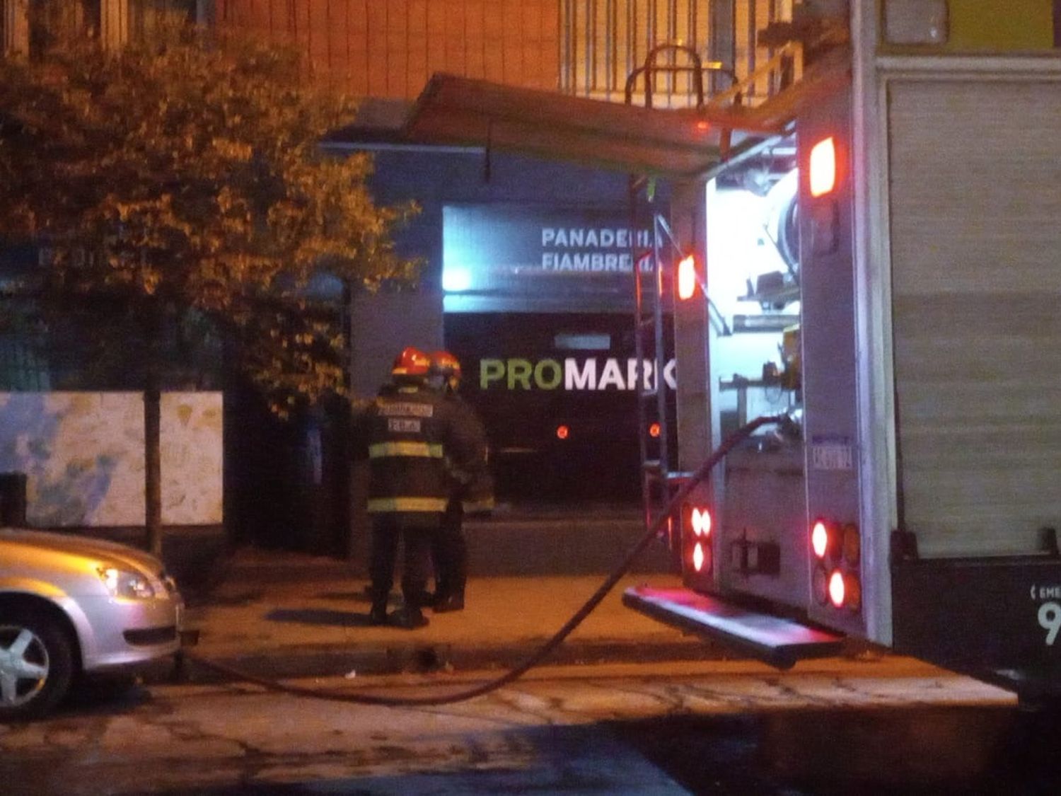 Tensión en el centro de Mar del Plata por un incendio en el deposito de un comercio