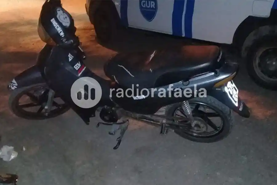 Caminaba con una moto a la par y manifestó no tener combustible
