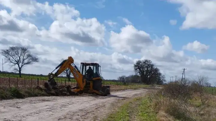 Avanzan las tareas de perfilado y drenaje en los caminos del Octavo Distrito