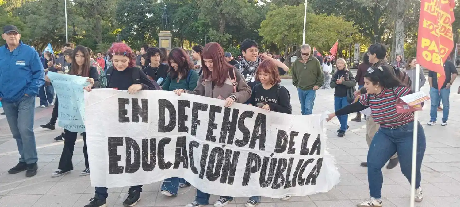 Masiva movilización en defensa de la universidad pública