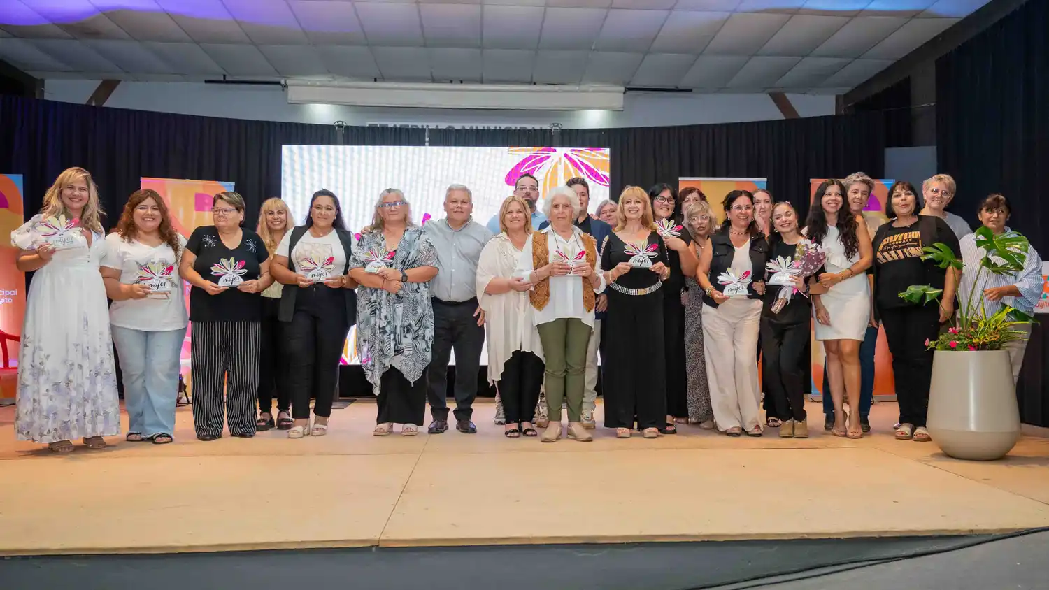 El intendente Bendetti entregó distinciones a más de 20 vecinas en el Día Internacional de la Mujer