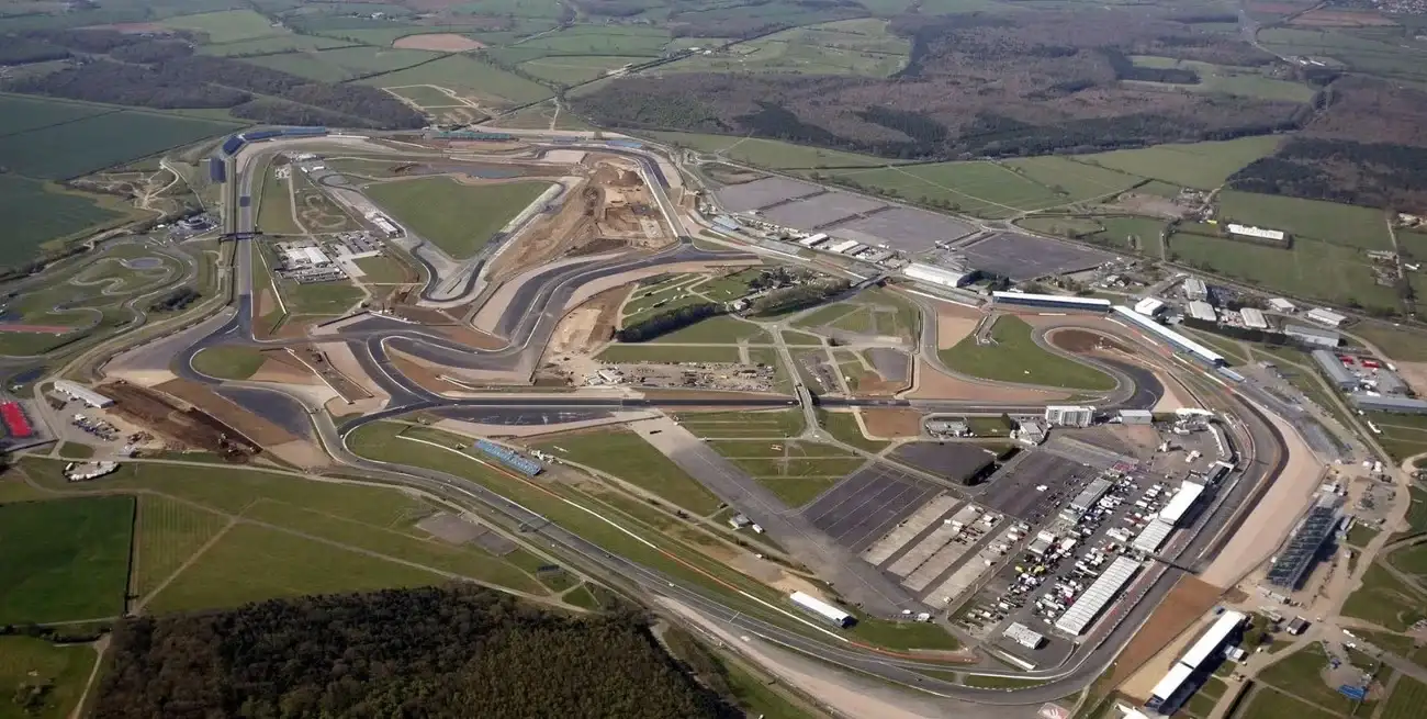 El circuito británico, testigo del primer Gran Premio de Fórmula 1, mantiene su esencia y prestigio, siendo un desafío para pilotos por su velocidad y exigencia.