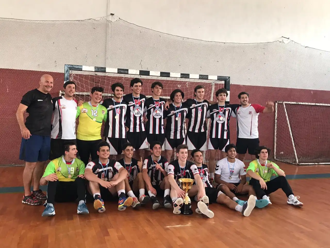 Defensa, campeón de handball en juveniles