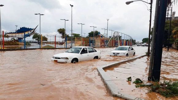 ¡AUTORIDADES ALERTAS! En Vargas y Anzoátegui monitorean paso de la onda tropical 41
