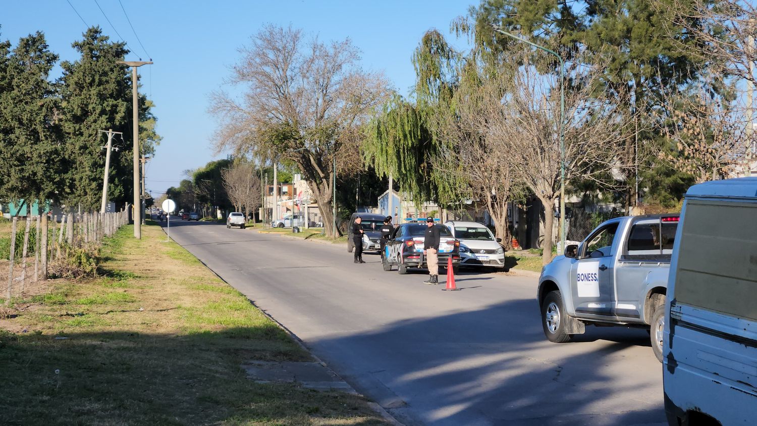 Intervención policial en calle Luis Maggi: una joven que iba en bicicleta cayó al suelo y tuvo que ser auxiliada