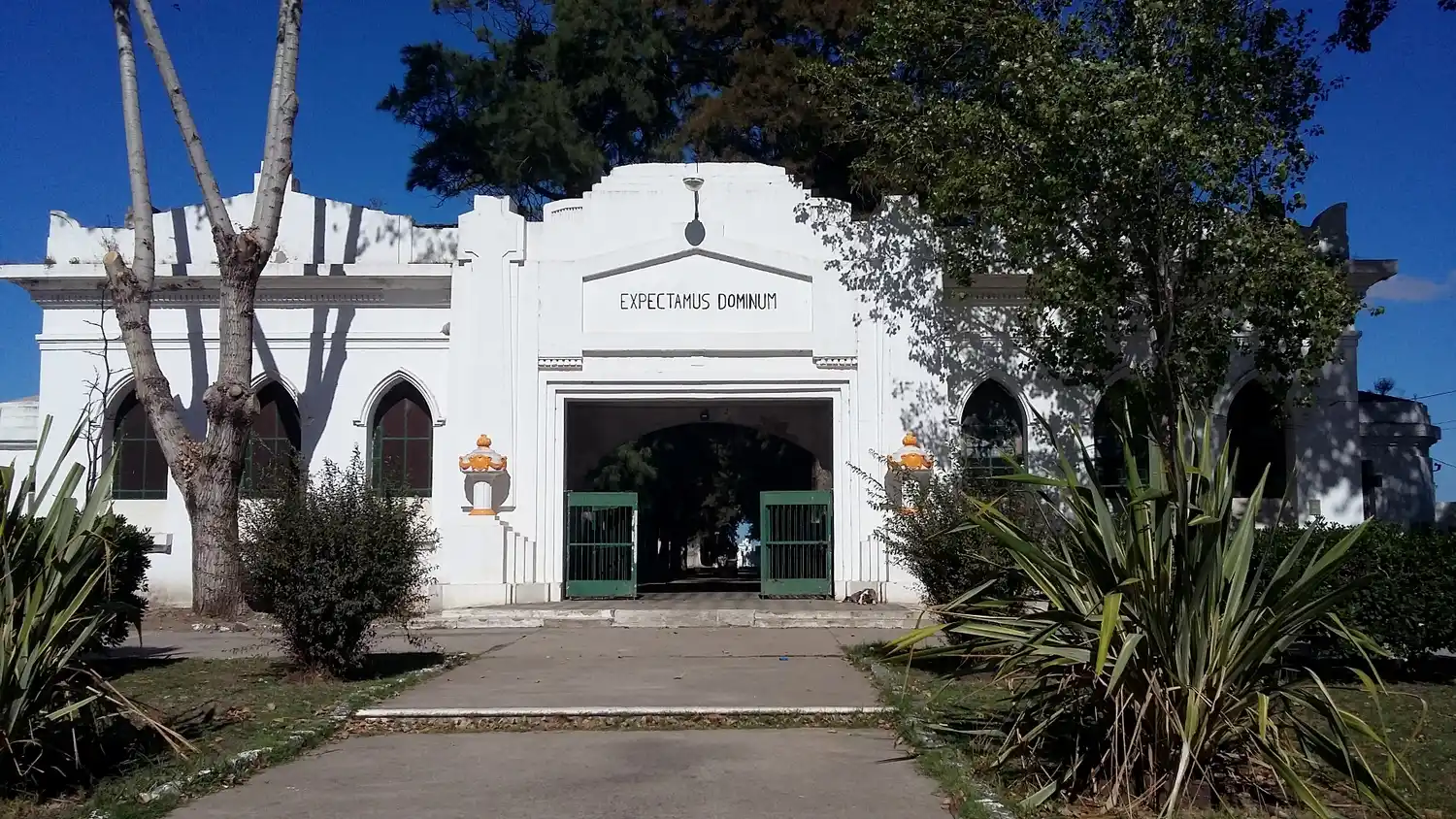 Cementerio de Necochea: Vecinos dicen que está en estado de abandono y el establecimiento lo niega