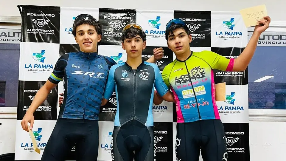 En lo más alto del podio. Alan Martínez, junto a Diab y Fernández