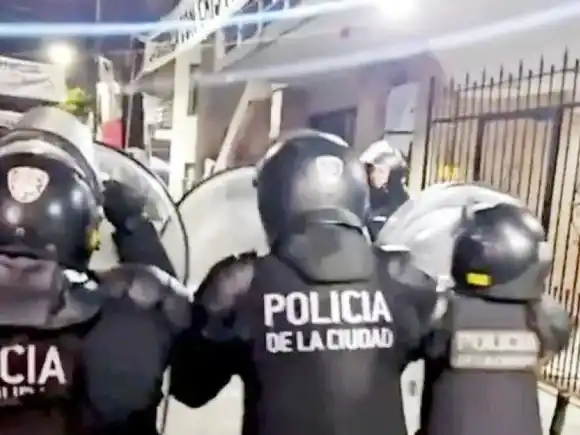 Desalojaron a militantes que hacían vigilia en el departamento de Cristina Kirchner en Constitución