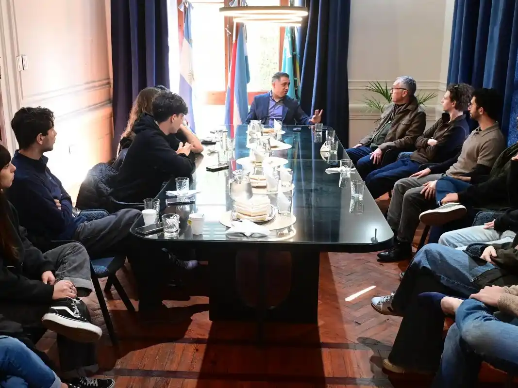 Estudiantes de la UCA visitaron Gualeguaychú y dialogaron con el intendente Davico