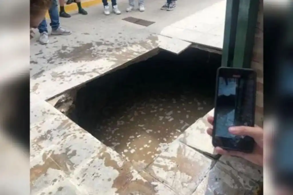 Córdoba: cinco alumnos cayeron a la cámara séptica tras ceder el piso de una escuela