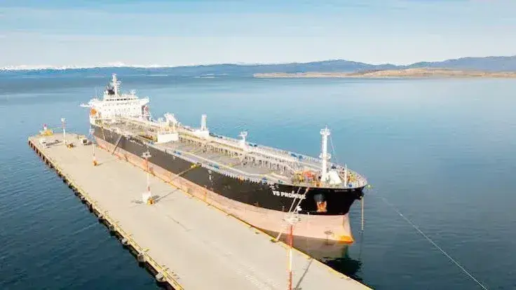 Polémica en Ushuaia: Tierra del Fuego repudió el ingreso de un petrolero británico