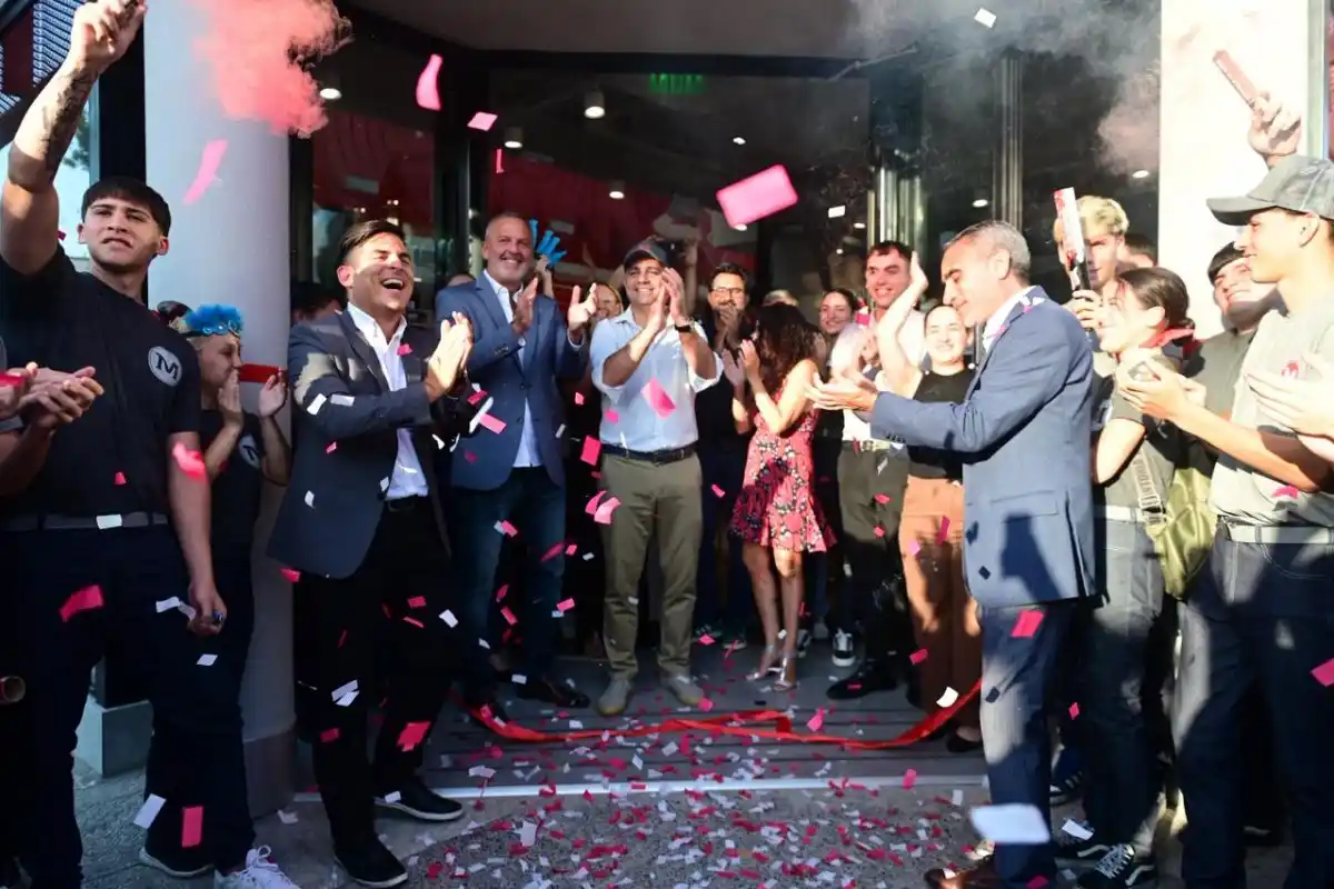 El Gobierno de Gualeguaychú acompañó la inauguración oficial del local de Mostaza en la ciudad