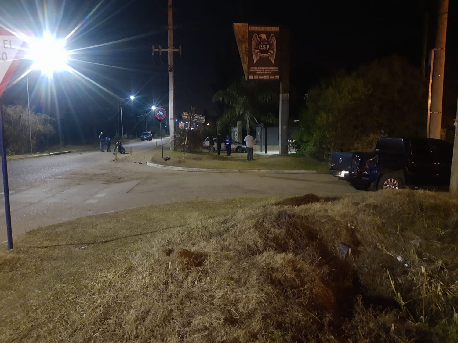 Hospitalizaron a un motociclista tras chocar contra una camioneta