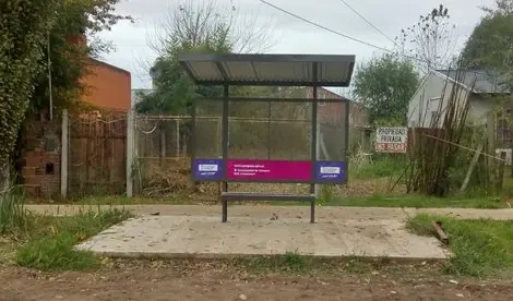 Insólito: En Campana colocaron una parada de colectivos frente a la entrada de un terreno