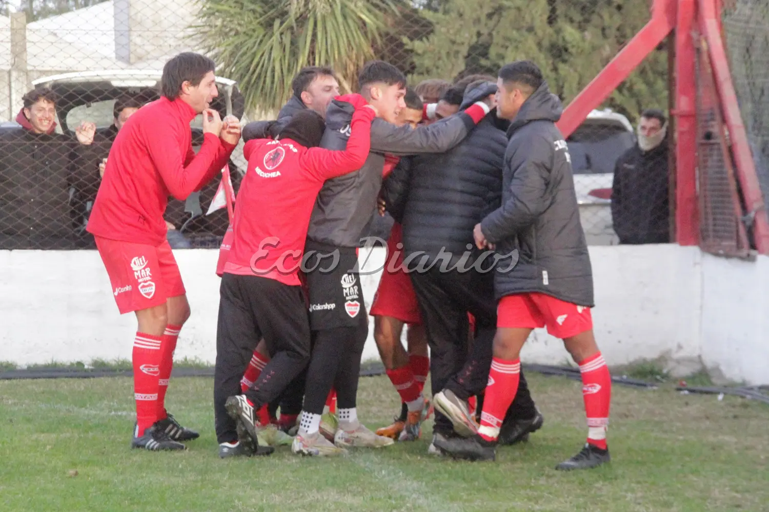 Cabezazo y al córner. Festejo del segundo gol de Mataderos, luego del cabezazo de Jonathan Possenti