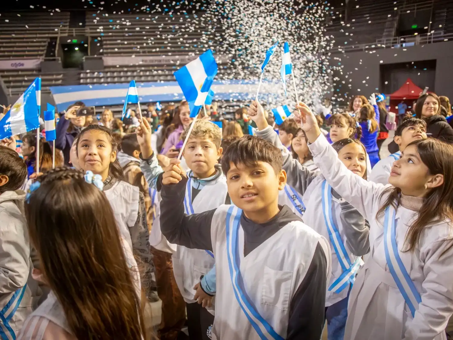 La ceremonia reunió a autoridades, docentes, familias, estudiantes y representantes de distintas instituciones de la ciudad.