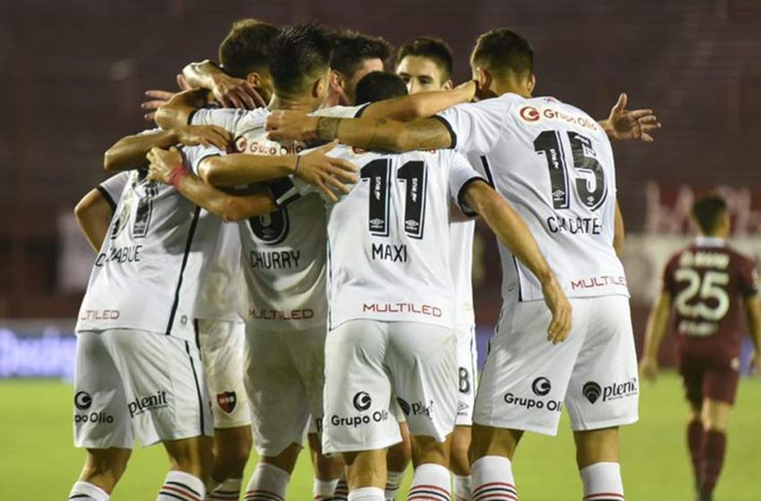 Newells se recuperó en el sur, venció con justicia a Lanús y cortó una extensa racha negativa