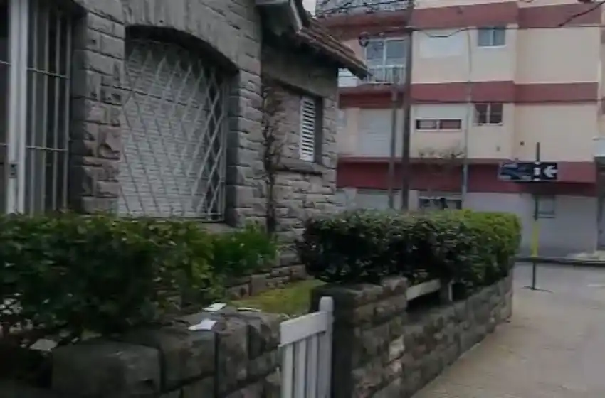 Delincuente con pedido de captura se durmió en la puerta de una casa y lo atraparon