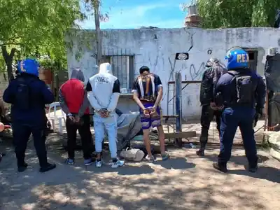 Apedreó a la policía y terminó desencadenando un allanamiento: se encontraron motos robadas, armas y drogas