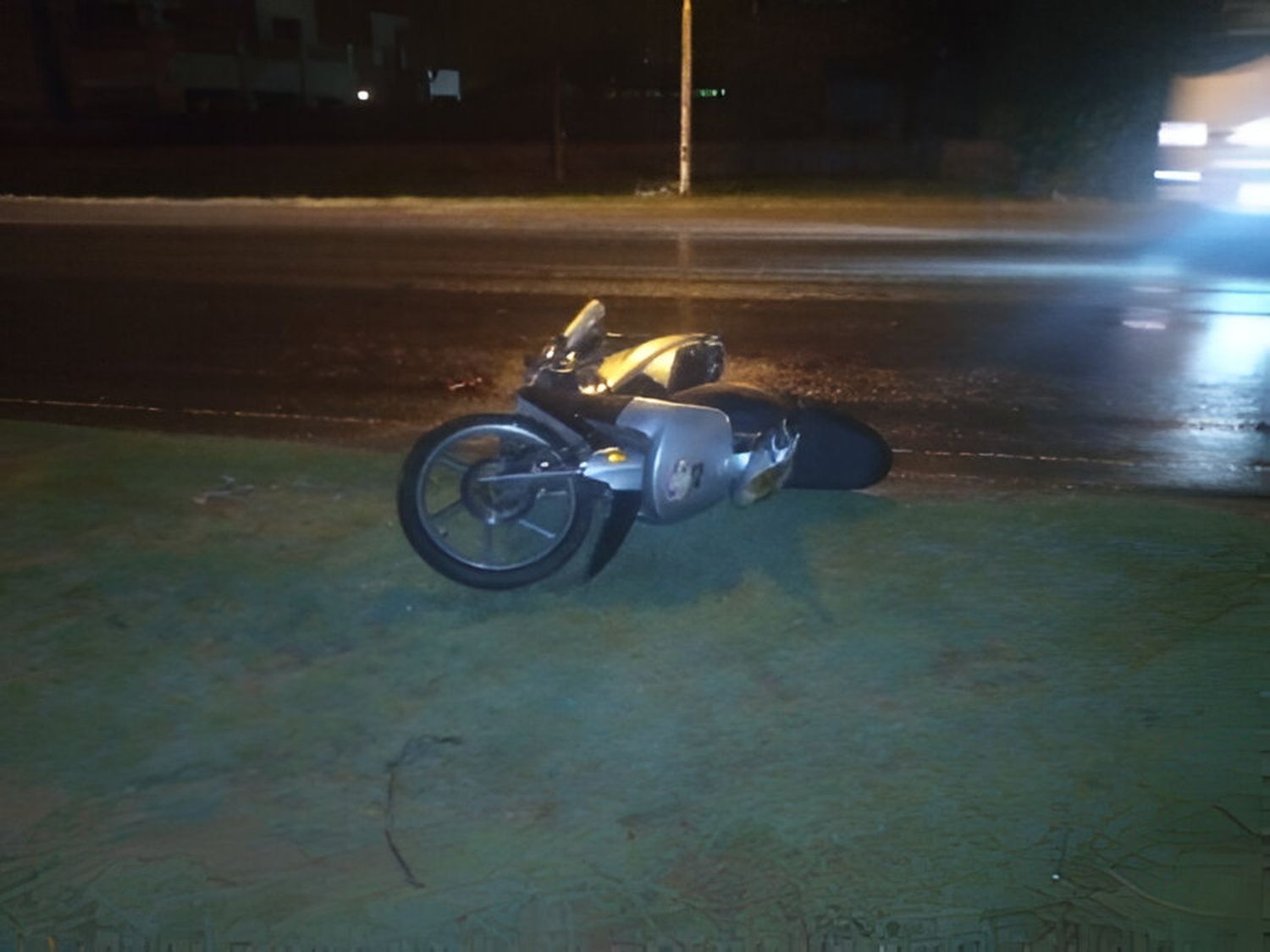 Motociclista internado con traumatismo de cráneo tras accidente en ruta 1001
