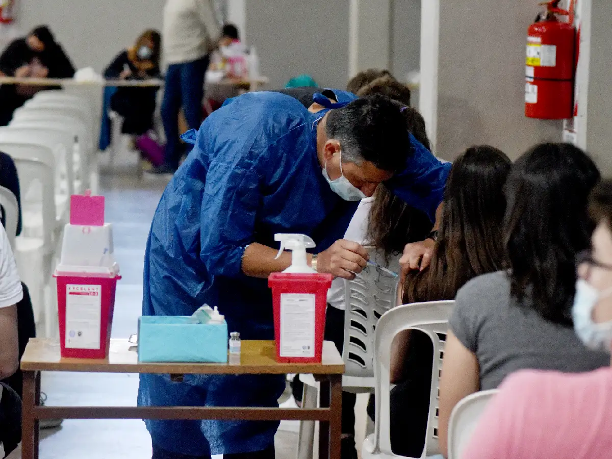 Covid: pese al anuncio de una tercera dosis, aún  se desconoce cuándo se colocará en la ciudad