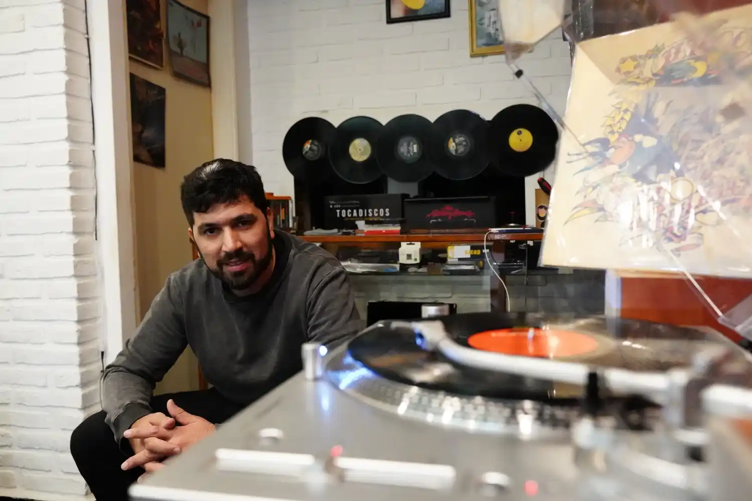 Desde su pasión por el coleccionismo hasta la creación de un lugar para escuchar música sin apuro, Alejandro invita a reconectar con una experiencia más sensorial.