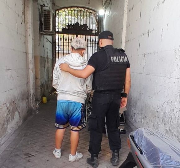 Un menor de 17 años fue detenido en el centro rosarino por tratar de forcejear vehículos estacionados