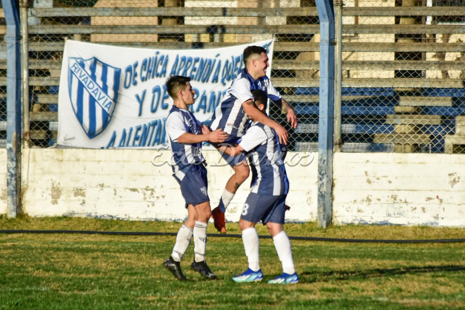 Celebra Rivadavia. Tras su triunfo frente a Ministerio