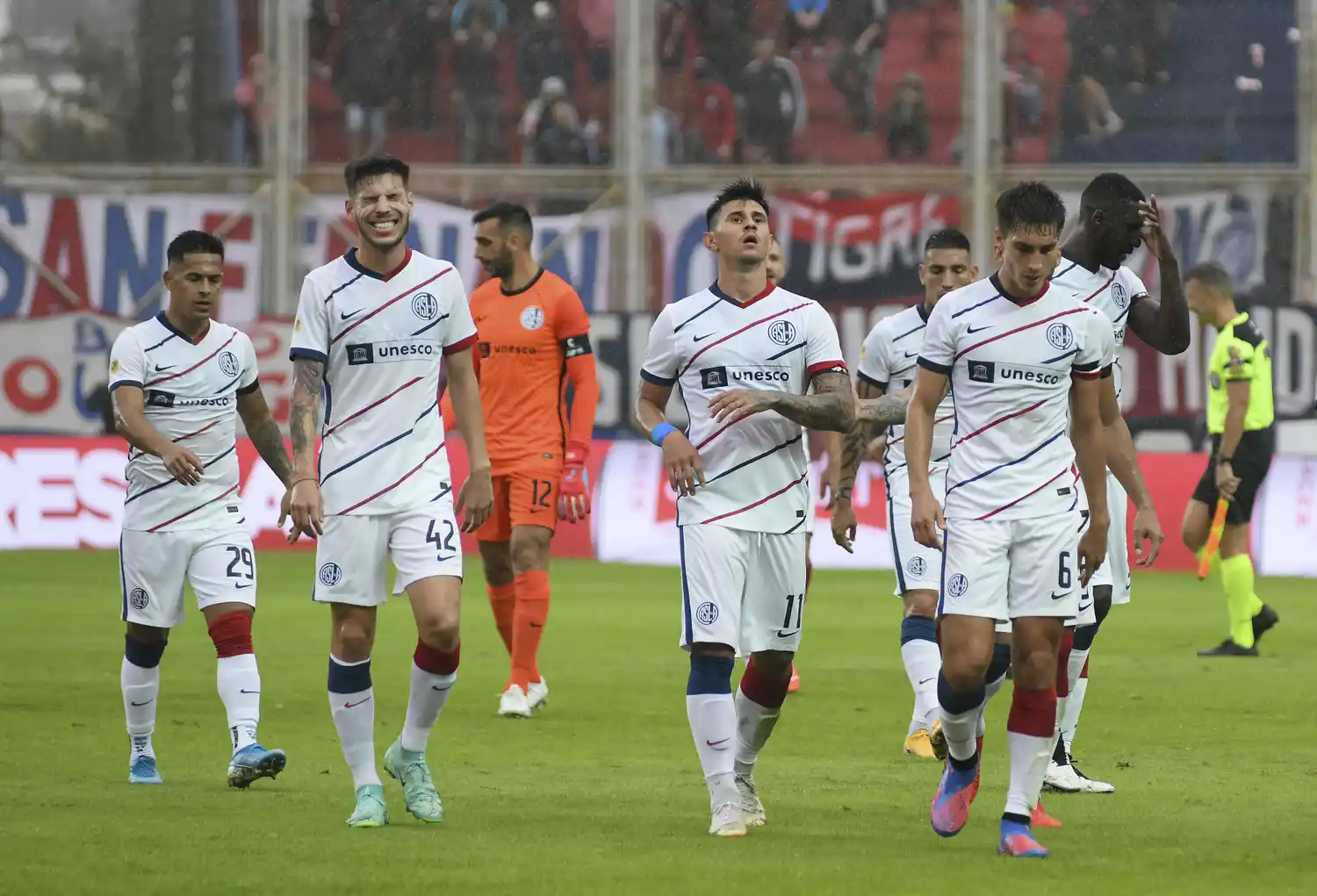 La decepción de los jugadores de San Lorenzo en el final.