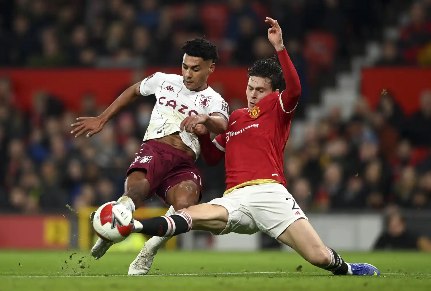 El United eliminó al Aston Villa de “Dibu” Martínez y Buendía