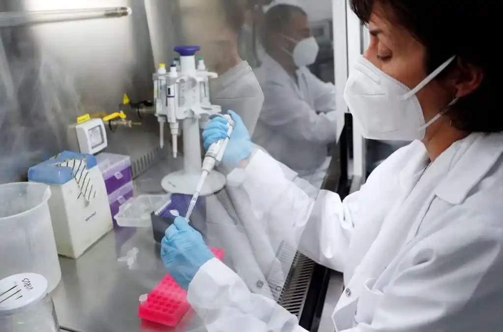 La variante Ómicron se expande a más países y Sudáfrica se siente “castigada” por descubrirla