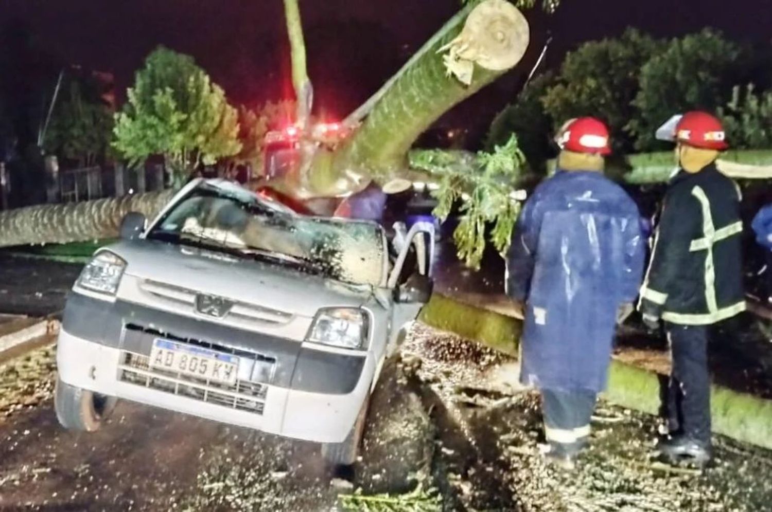 Oberá: un temporal dejó vehículos destrozados, árboles caídos y varios barrios afectados