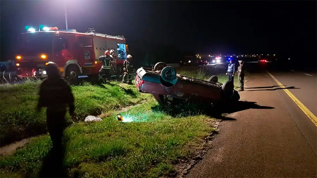 Volcó un auto al intentar esquivar un animal que cruzó la ruta: dos menores heridos