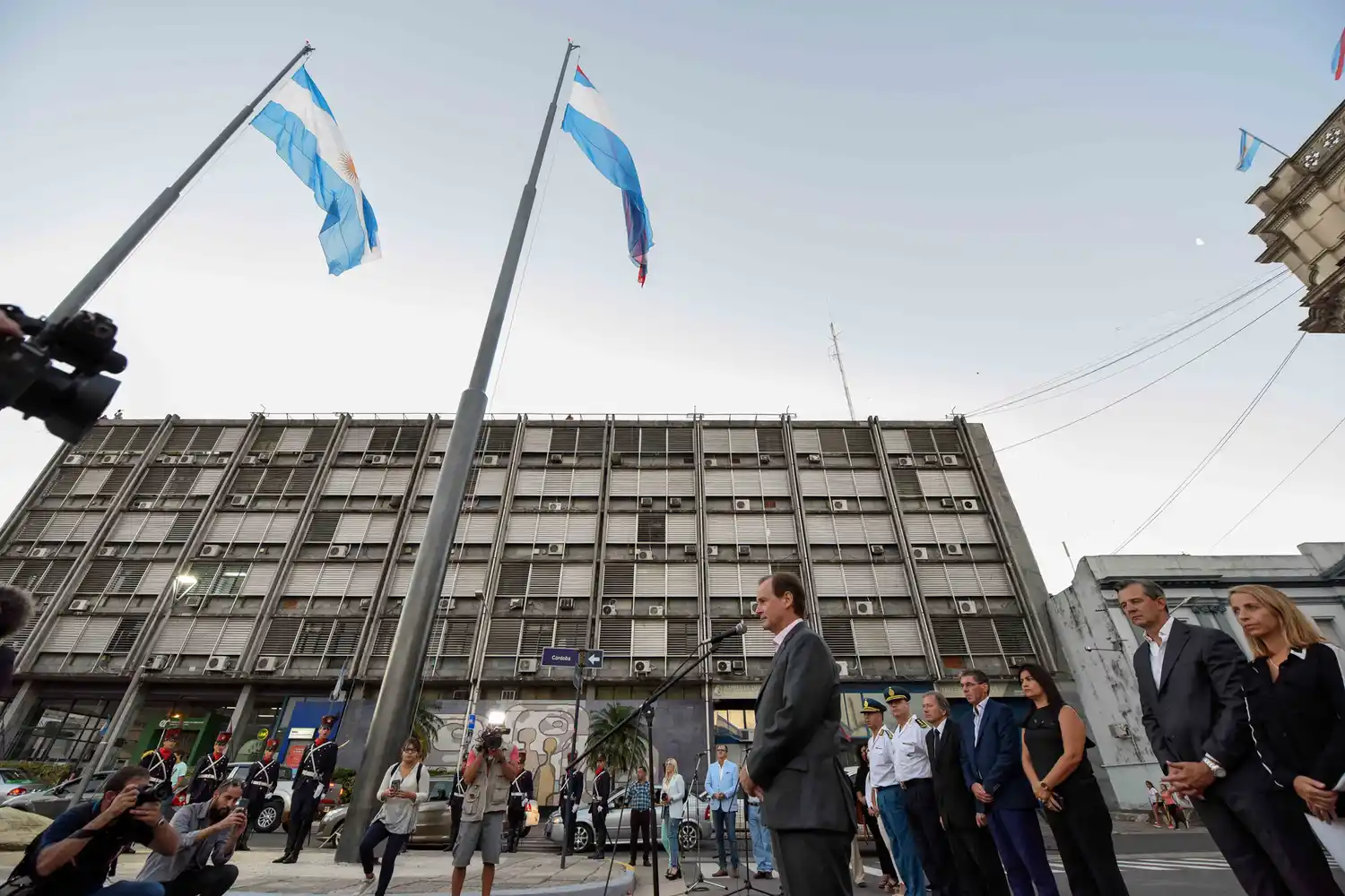 Bordet valoró el gesto de continuar las negociaciones salariales docentes con los chicos en la escuela