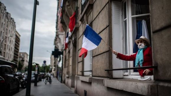 Francia amplía toque de queda y Europa sigue en alarma por COVID-19