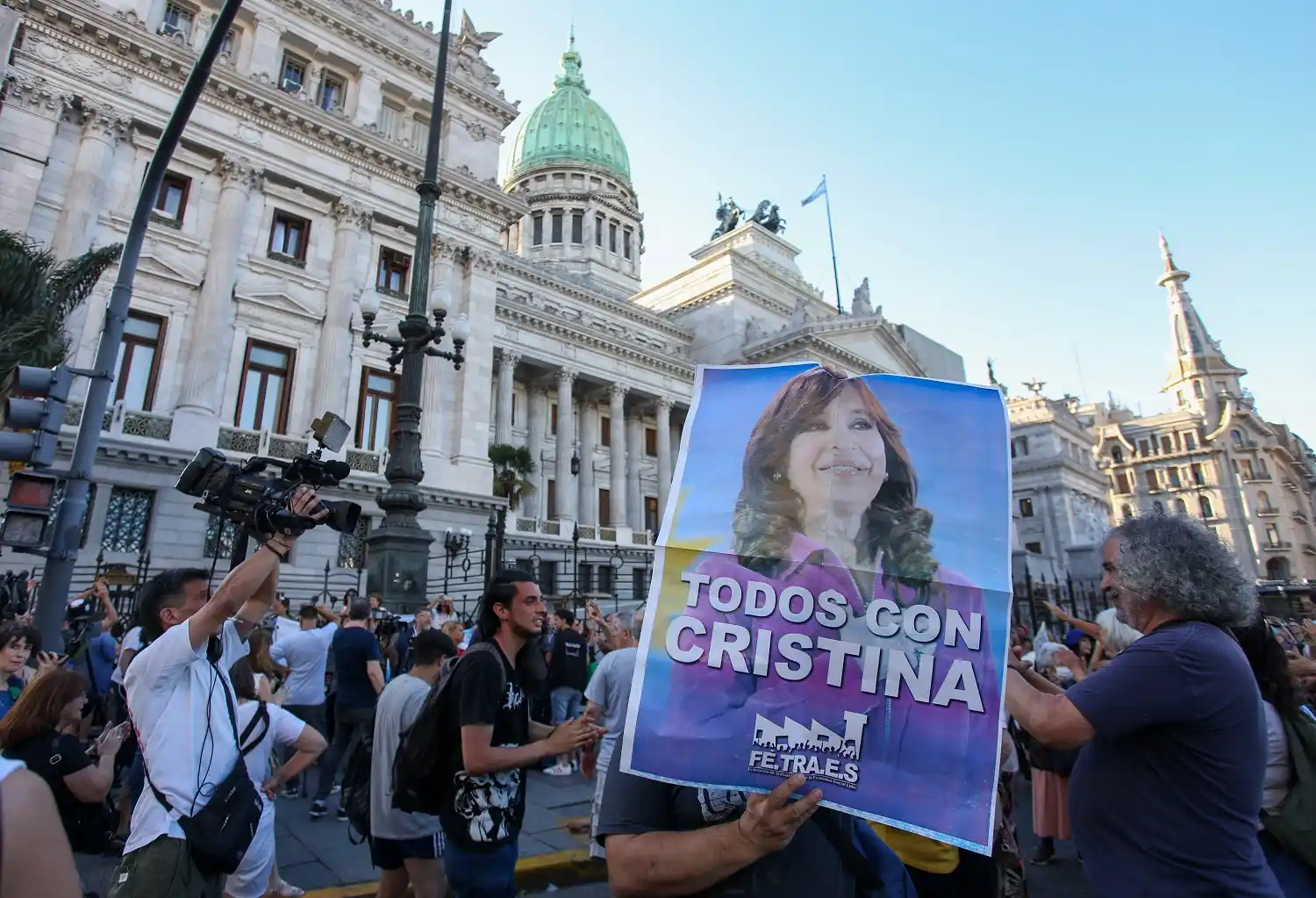 Simpatizantes de la vicepresidenta Cristina Kirchner le manifestaron su apoyo frente al Congreso.