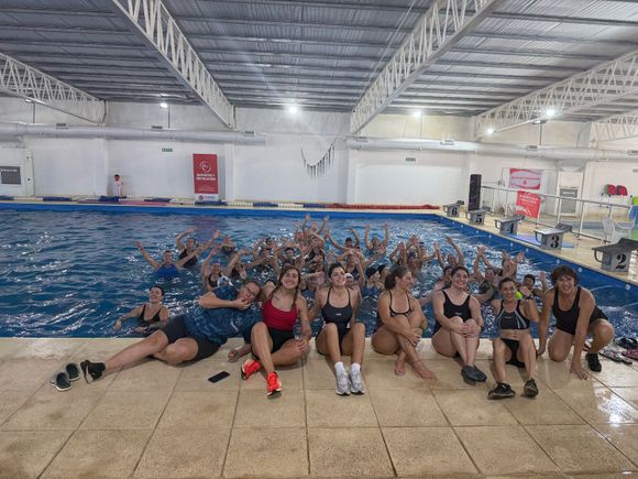 Adultos mayores se lucieron en el Encuentro Regional de Aquagym en Chaves
