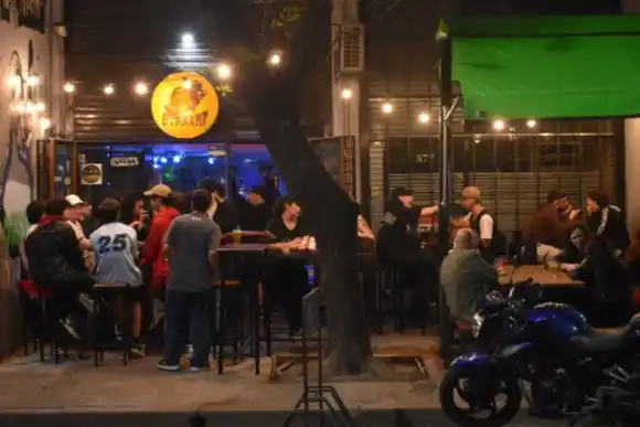 Agredió a un hombre con un alambre en un bar céntrico y quedó detenido