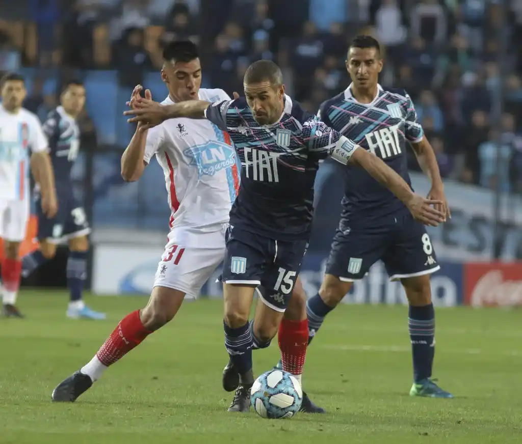 Ante su gente, Racing extendió su buen presente