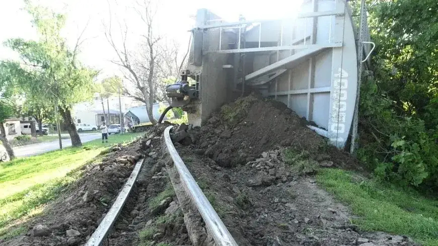 Descarriló y volcó un tren de cargas en la ciudad de Santa Fe - 3
