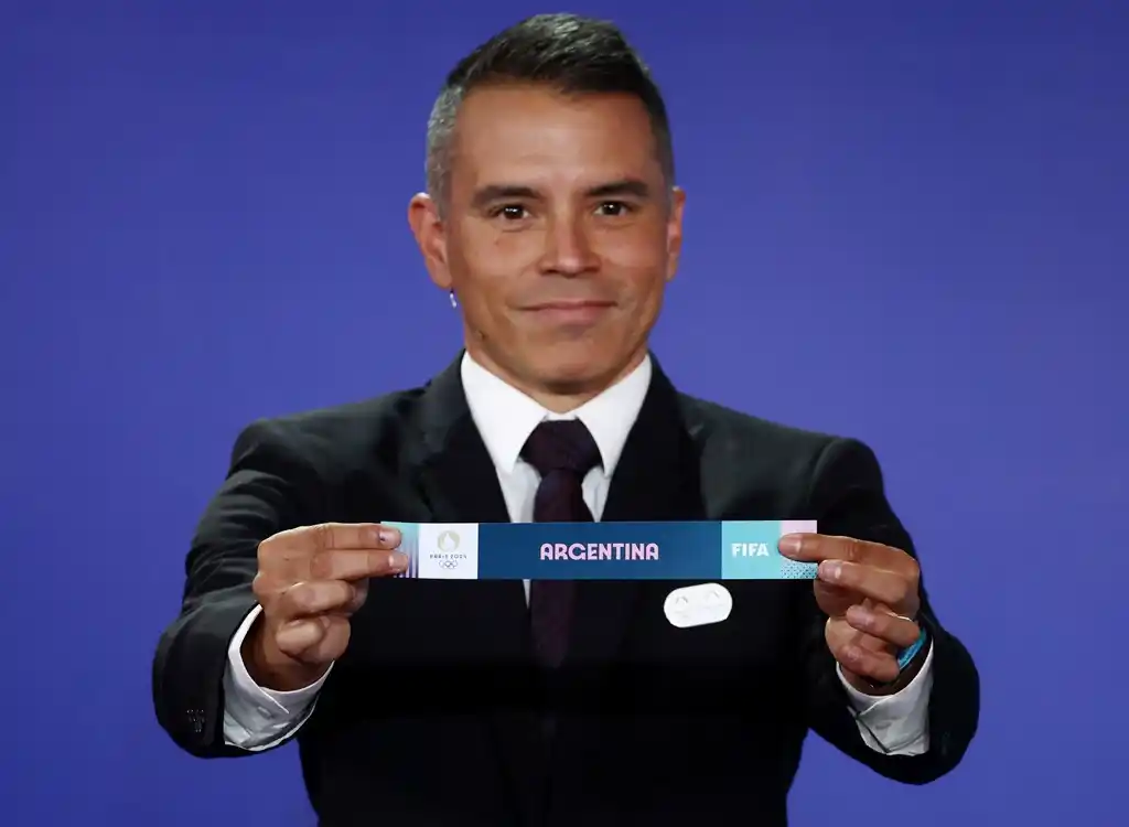 Javier Saviola fue el representante argentino en el sorteo.