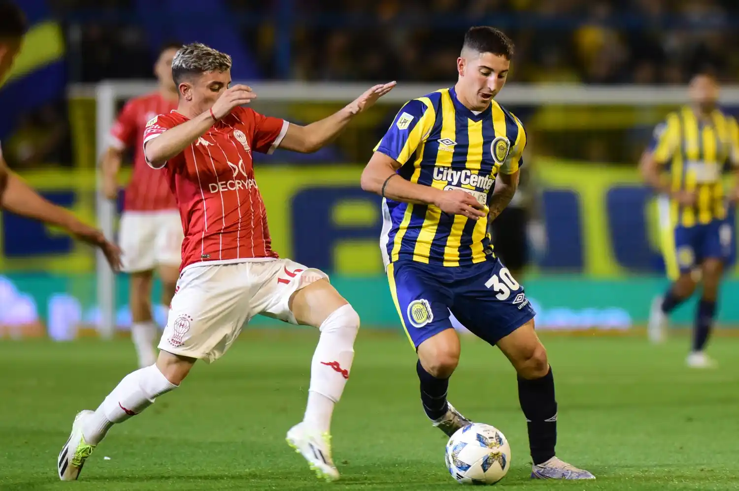 O’Connor protege la pelota frente a Alfonso.