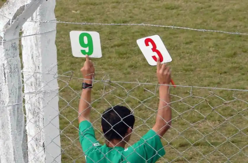 Fútbol local: implementarán carteles para los cambios