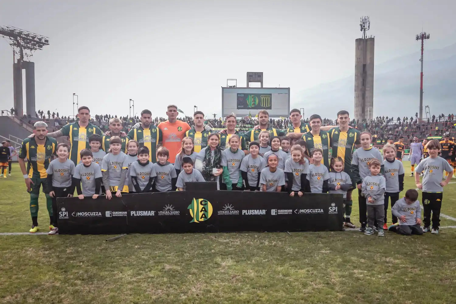 Aldosivi formando frente a Mitre