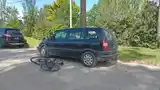 Un hombre que circulaba en bicicleta impactó contra un auto y fue hospitalizado